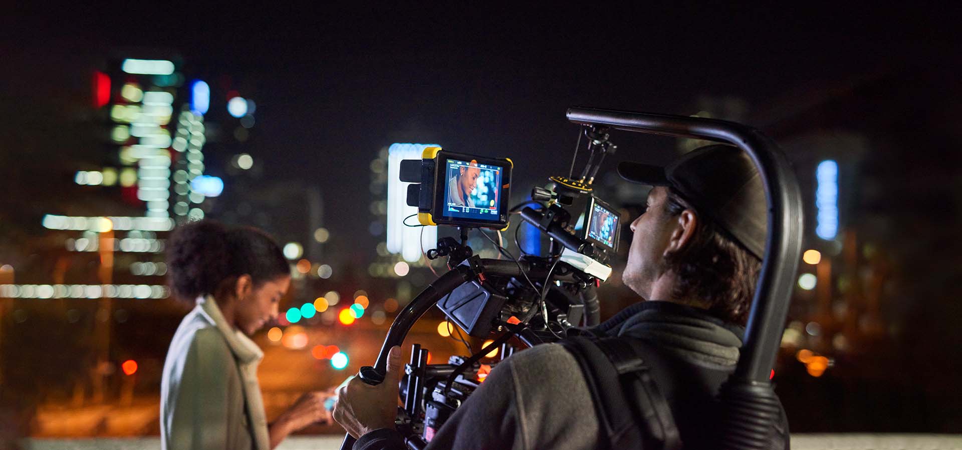 Un camarógrafo mira su sujeto por medio de su pantalla.